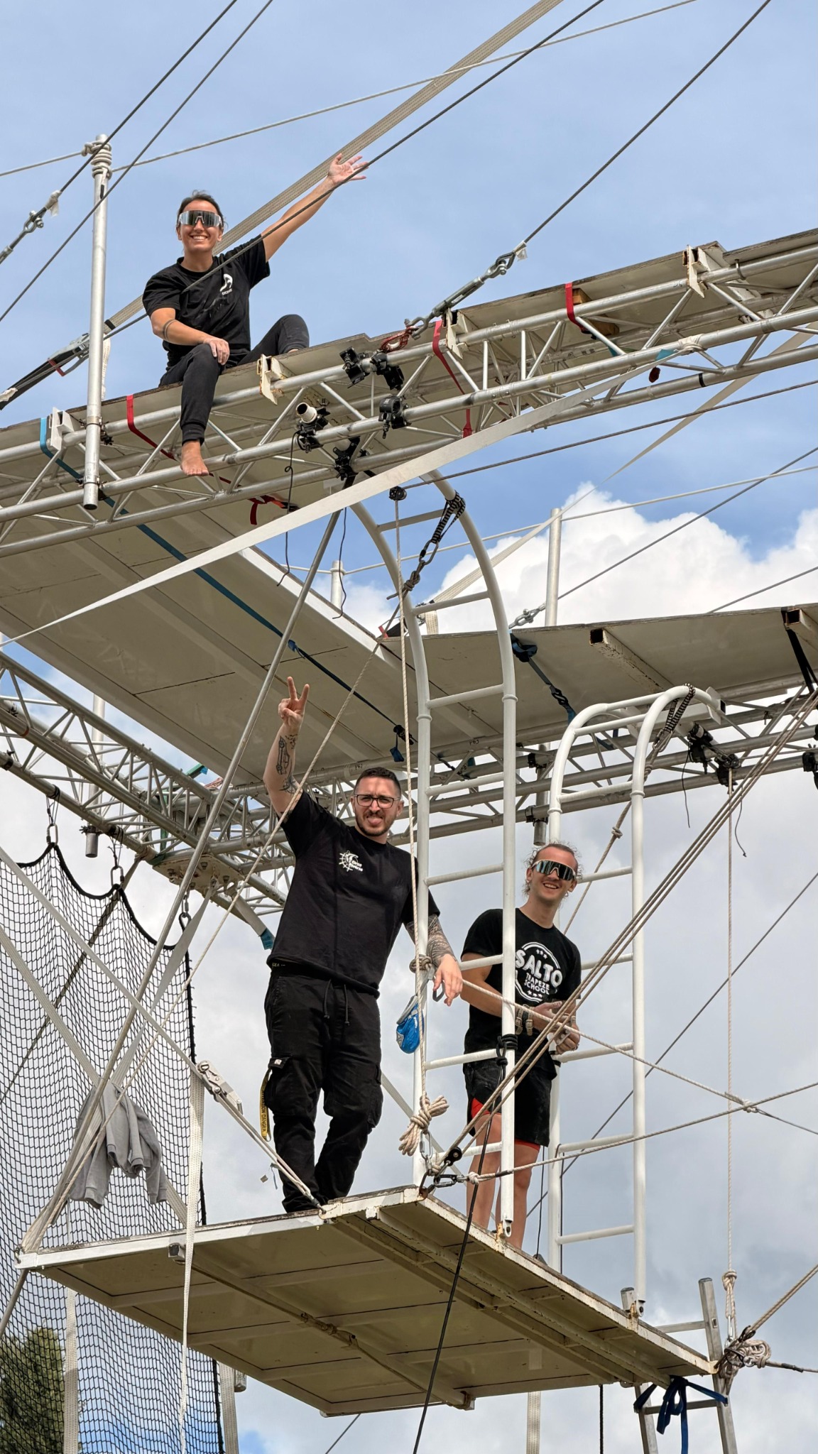 Equipo trabajando en la nueva estructura
