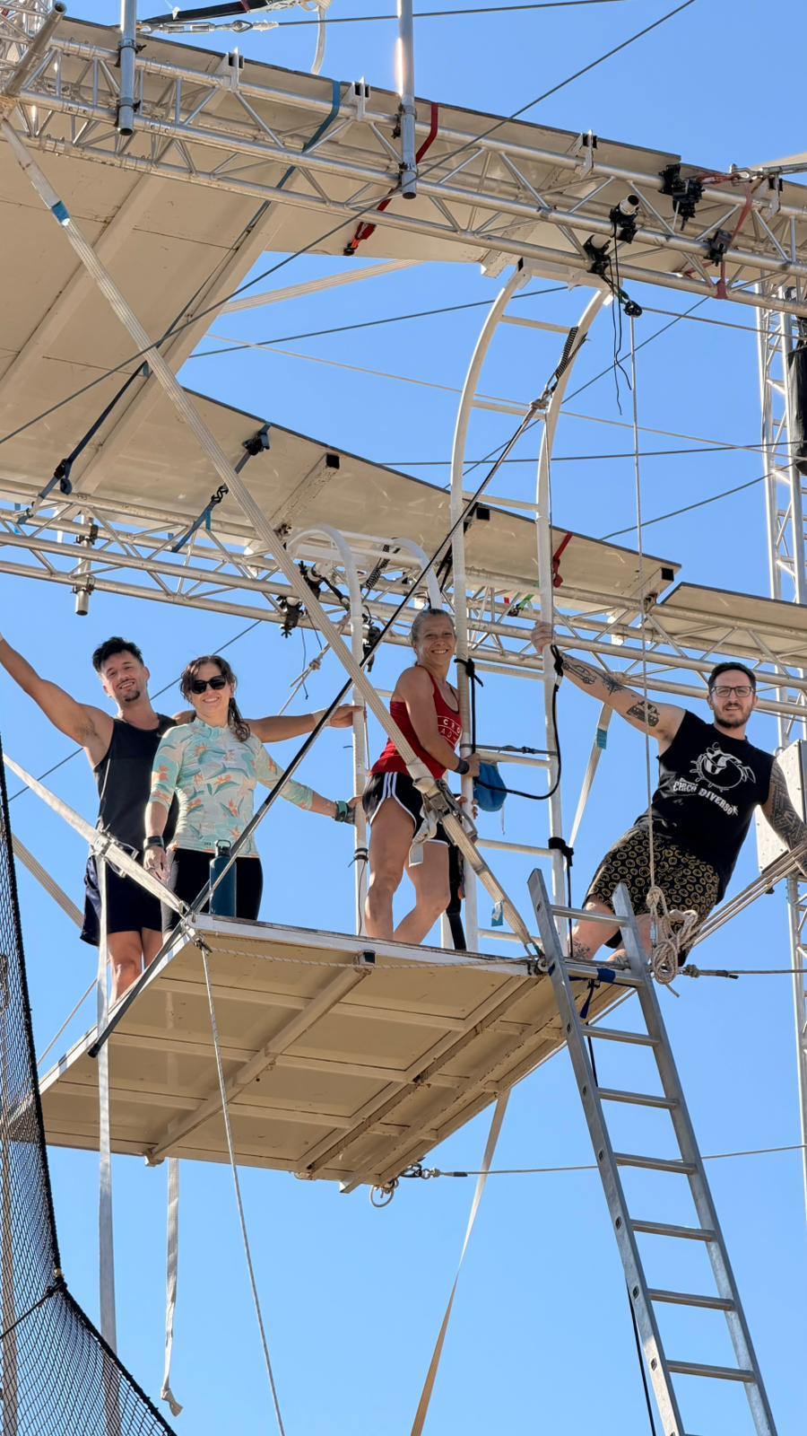 Equipo de Fly Art sobre la plataforma